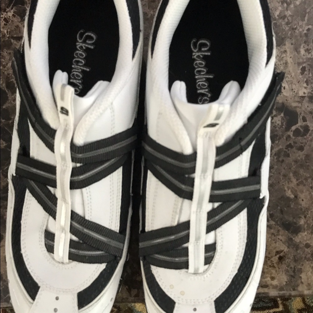 Sketchers B&W NWOT 8.5
